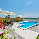 With Heated Pool Feriehus