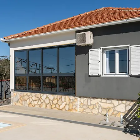 With Heated Pool 別荘 Podvršje