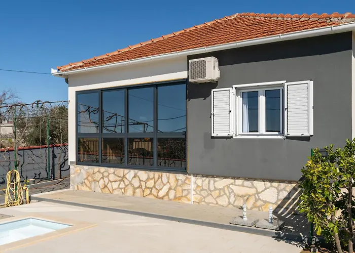 With Heated Pool 別荘 Podvršje