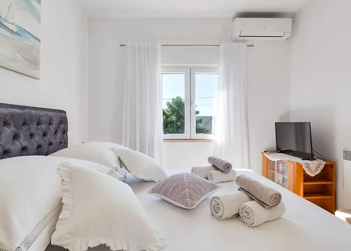 別荘 With Heated Pool Podvršje