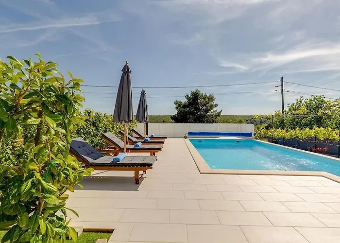 With Heated Pool Podvršje