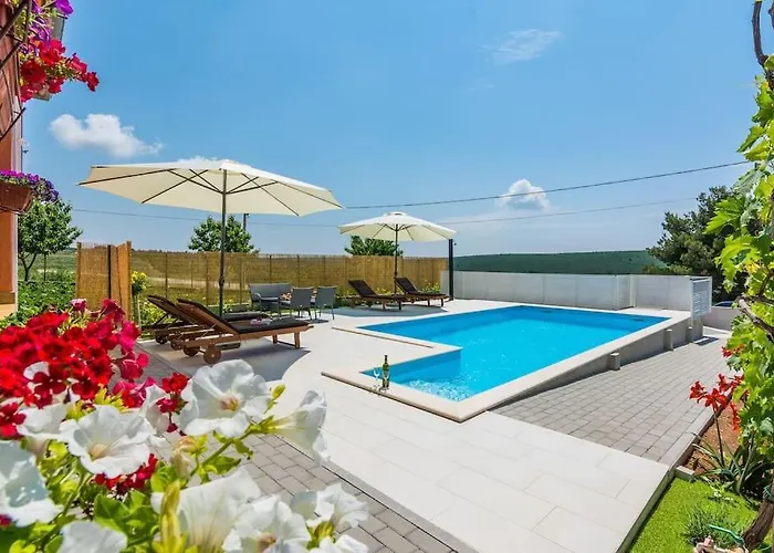 With Heated Pool Feriehus