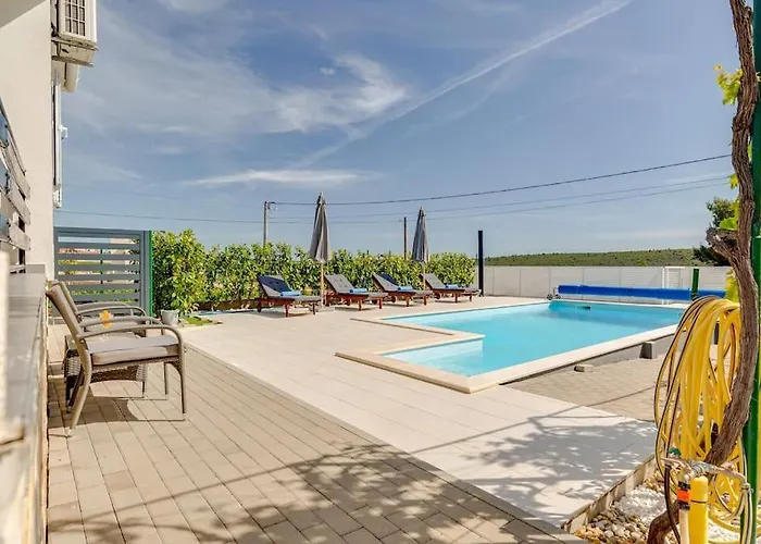 別荘 With Heated Pool Podvršje