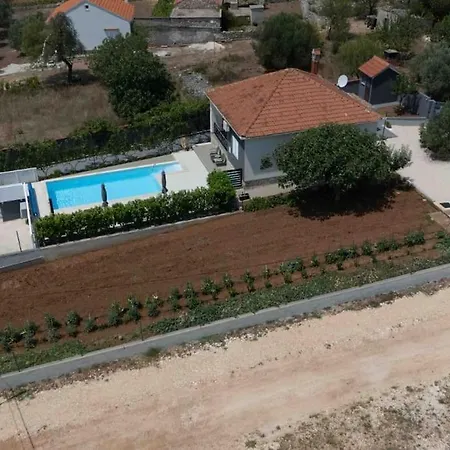 Vikendica With Heated Pool *