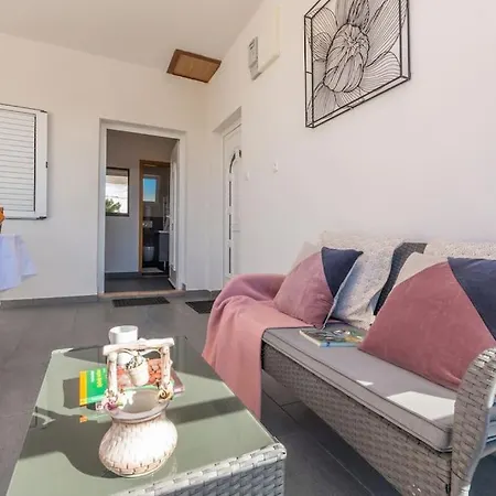 Vikendica With Heated Pool