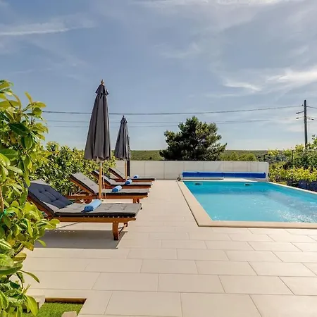 With Heated Pool Podvrsje