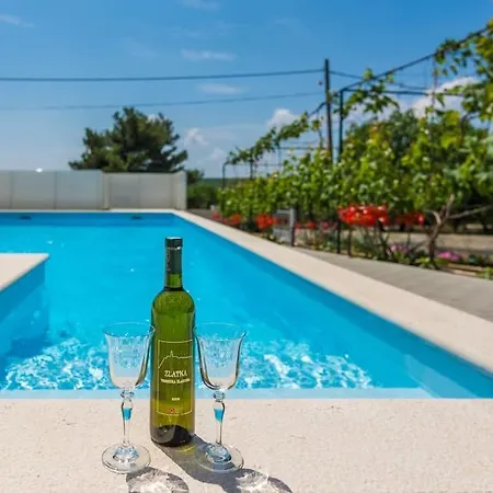 With Heated Pool Vikendica