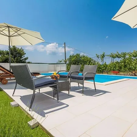 Vikendica With Heated Pool Podvrsje