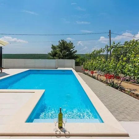 Vikendica With Heated Pool *
