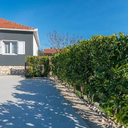 With Heated Pool Podvrsje