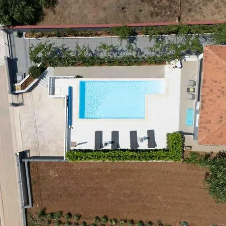 Vikendica With Heated Pool Podvrsje
