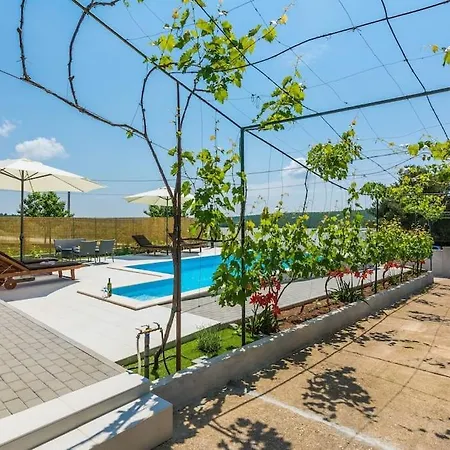 Vikendica With Heated Pool *