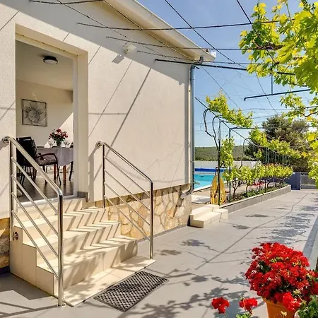 Holiday home With Heated Pool Podvrsje