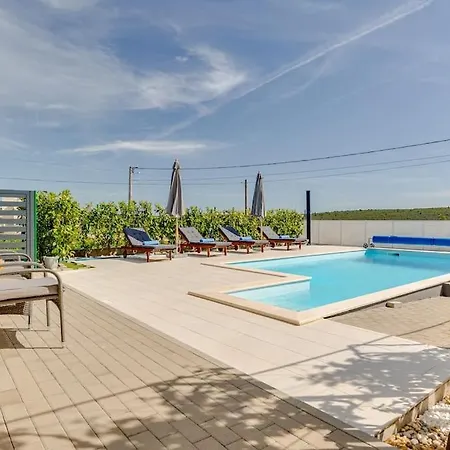 Holiday home With Heated Pool Podvrsje