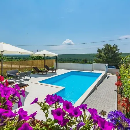 With Heated Pool Holiday home Podvrsje