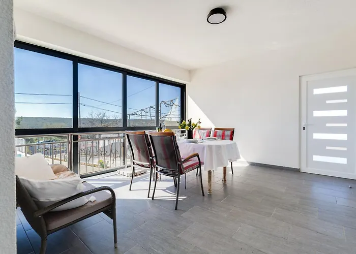 With Heated Pool Podvršje