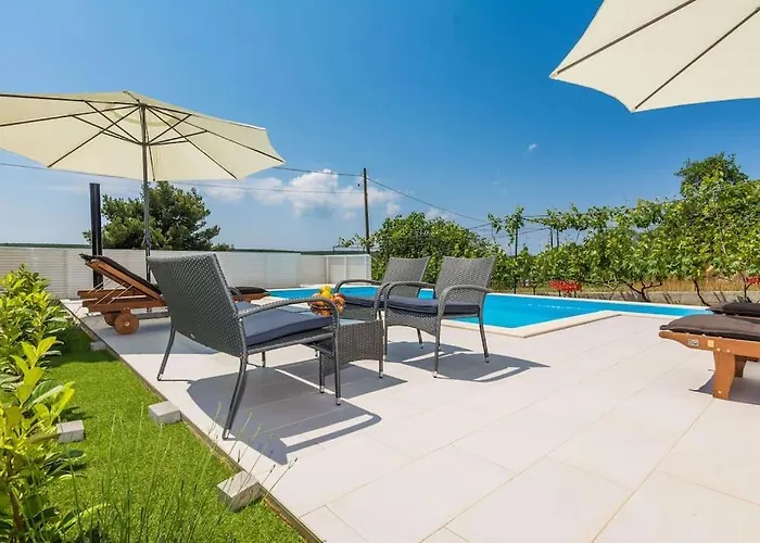 Nyaraló With Heated Pool Podvršje