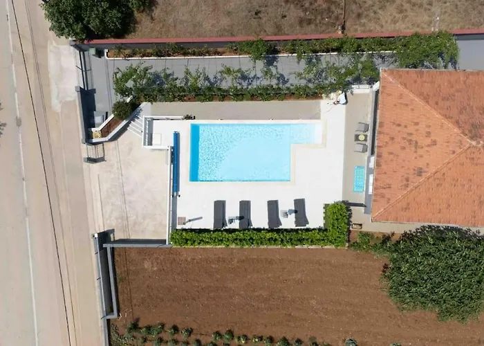Nyaraló With Heated Pool Podvršje