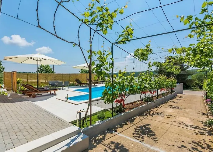 Nyaraló With Heated Pool *